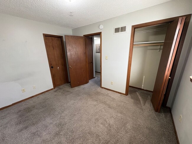 Building Photo - 4 Bedroom Apartment in Central MHK - Near Aggieville!