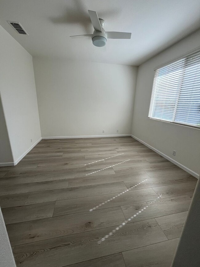 Building Photo - 3 Bed | 2 Bath | 1330SF | Tenant Pays $200...