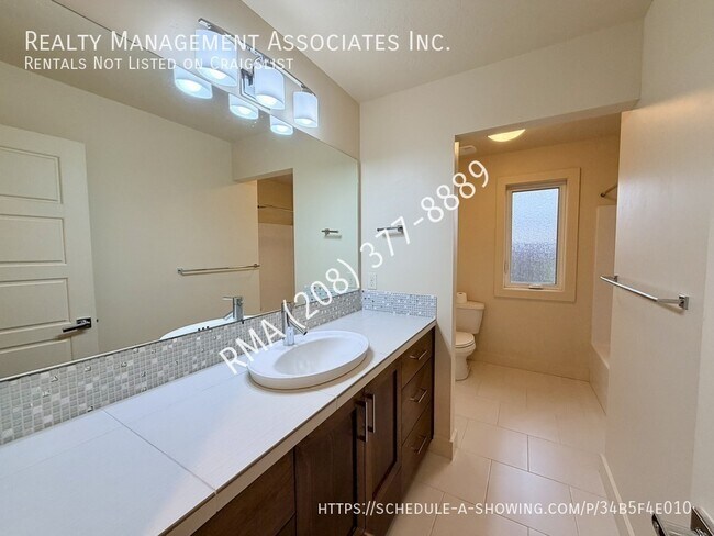 Building Photo - 2552 E Boise Ave