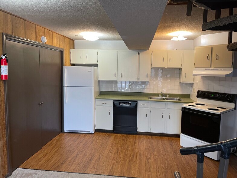 Building Photo - 3102 Alpine Dr
