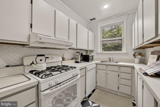 Building Photo - 1605 44th St NW