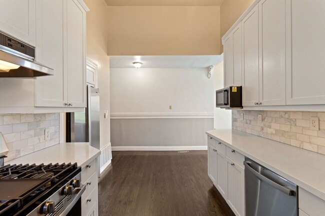 Building Photo - 2 Bed, 2 Bath Victorian Style Condo with M...