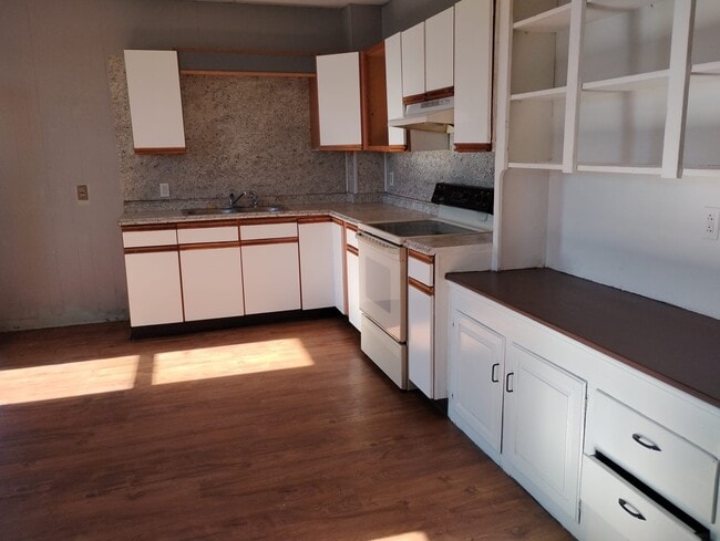 Building Photo - 370 S Poplar St