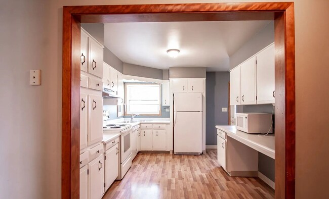 Building Photo - 4 Bedroom 3 Bathroom - South Fargo - All U...