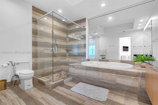 Building Photo - 15811 Collins Ave