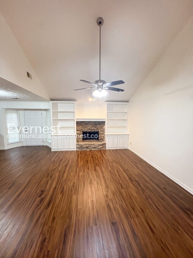 Building Photo - Spacious  Home with Deck, Patio, and Garage! / 3 Bed, 2 Bath / Available now!