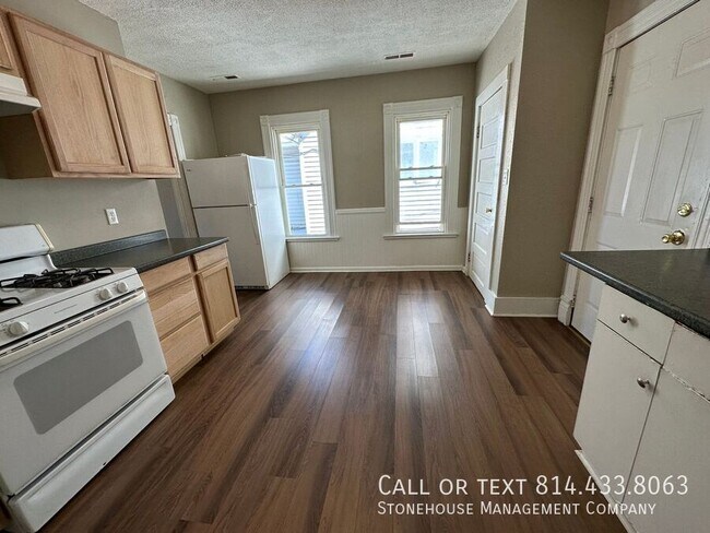 Building Photo - 613 E 13th St