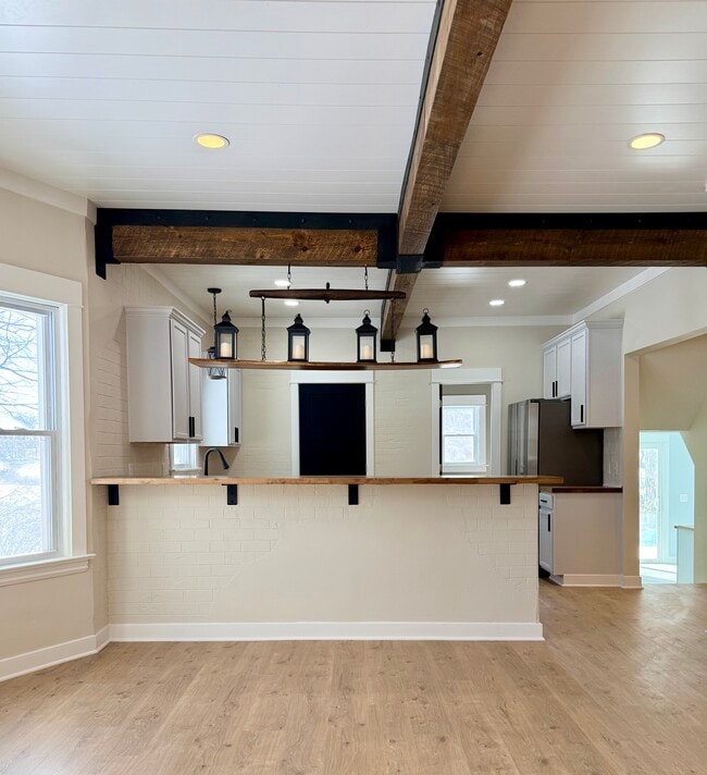 Building Photo - 553 Elm Ave E