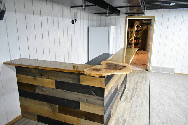 Building Photo - 1208 Oak St N