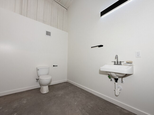 Building Photo - 2531 W Morton St