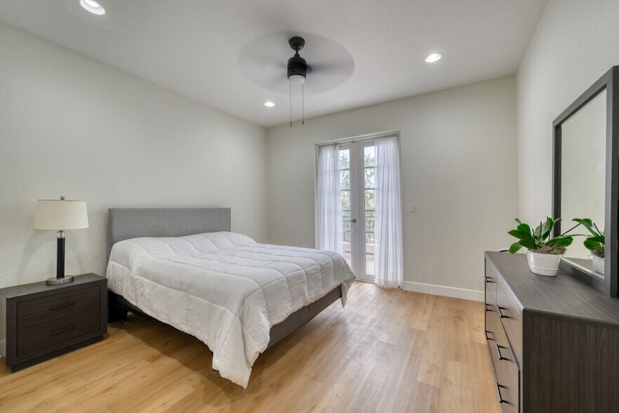 Building Photo - 430 SW 147th Ave