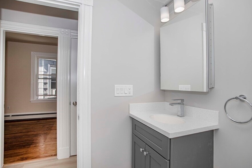 Building Photo - 885 E 4th St