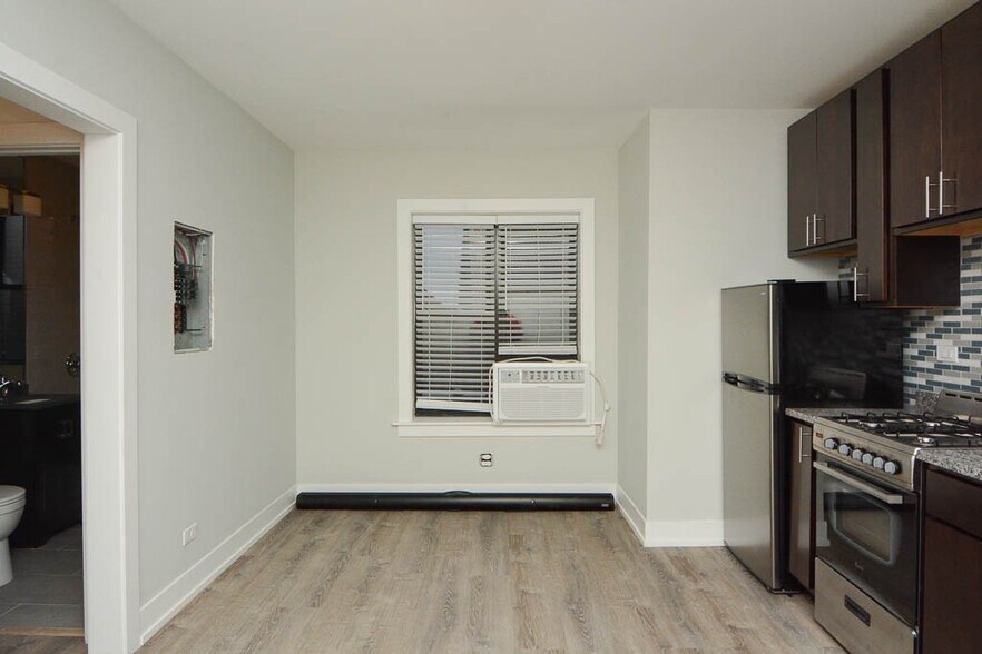 Building Photo - 533 W Belden Ave