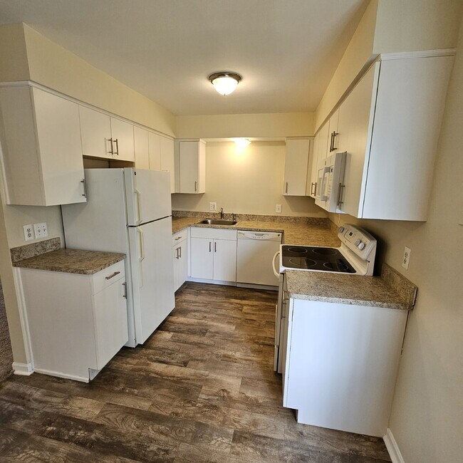 Building Photo - Upper 2 Bedroom Unit with New Carpet and F...