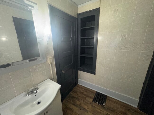 Building Photo - 1507 Main-E