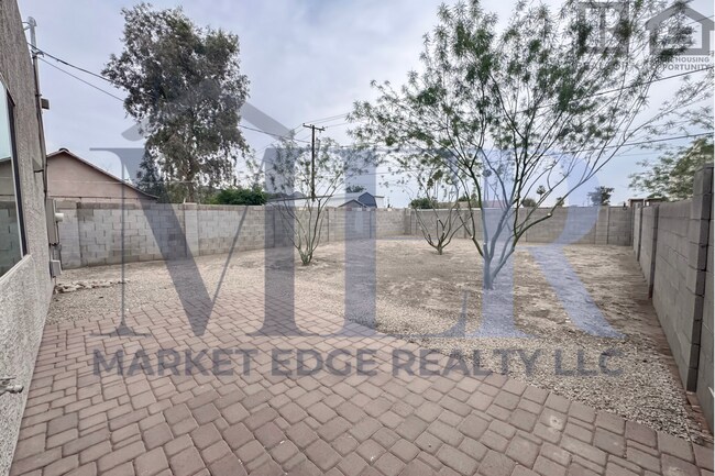 Building Photo - 3Bed/2.5Bath Townhouse at 7th St/Hatcher! Move-In Ready on 04/16/2026! -- NO HOA! ALL TILE FLOORING!