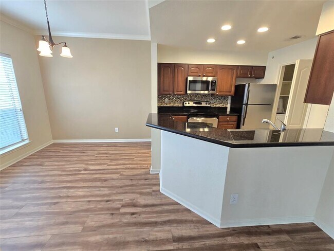 Building Photo - 6000 Shepherd Mountain Cove