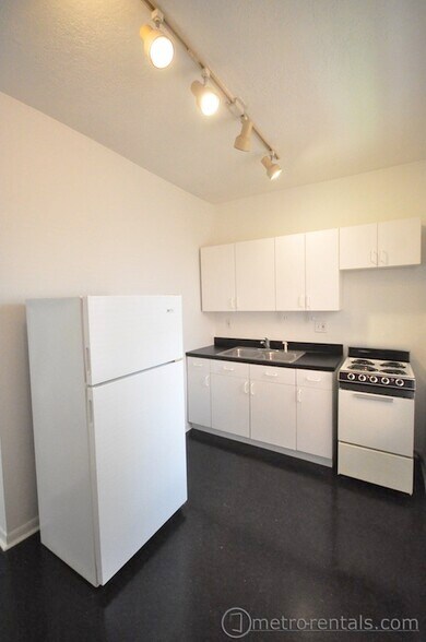 kitchen - 321 E Livingston Ave