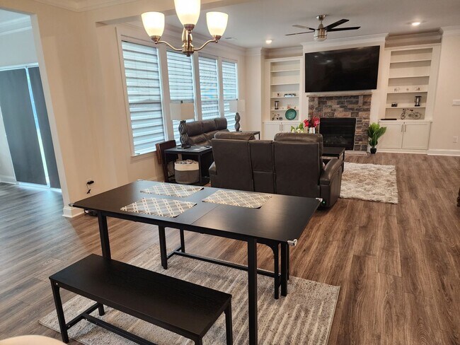 Building Photo - Like New Single Family Home minutes from B...