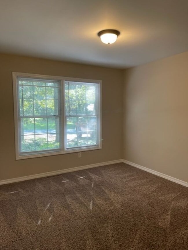 Building Photo - Southeast Home, Glendale Schools!