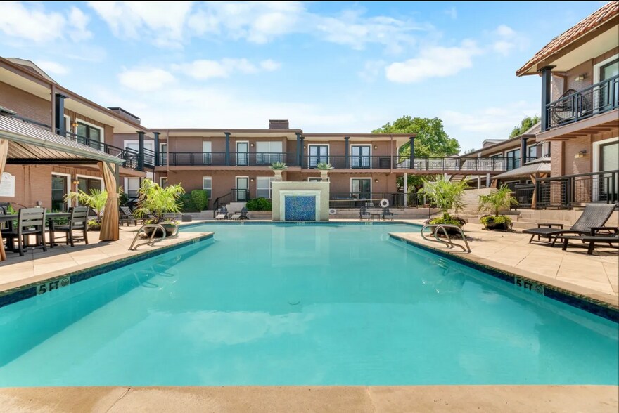 Building Photo - 5932 Sandhurst Ln