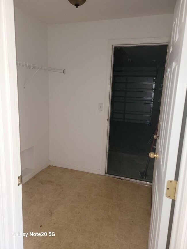 Building Photo - FOR RENT!! CHARMING AND COZY 3 BEDROOM 2 B...
