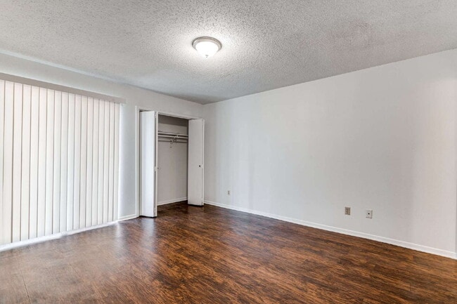 Building Photo - Stylish Half-Duplex in Arlington