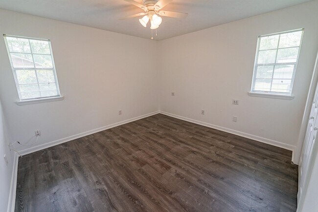 Building Photo - 251 S Villas Ct