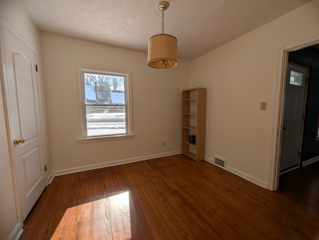 Building Photo - 411 E School St