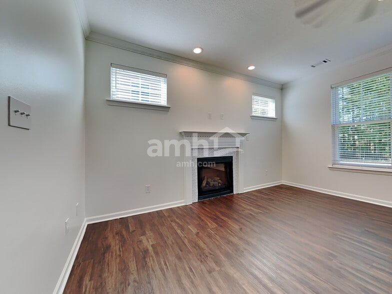 Building Photo - 105 Redrock Ct