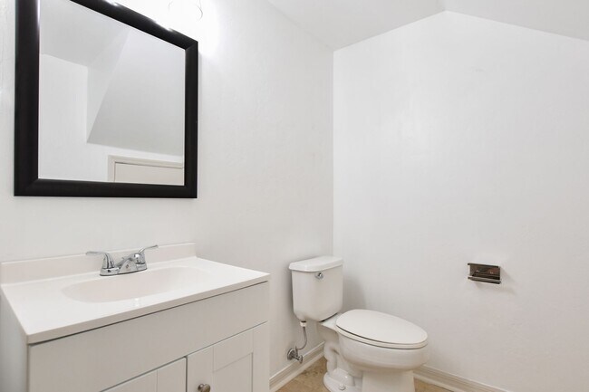 Building Photo - 436 NW 50th Blvd. (Monticello at Millpond)