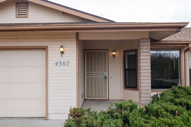Building Photo - 3 bedroom 2 bathroom Ranch Style Home in Prescott Valley!