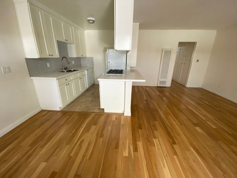 Building Photo - Newly renovated upper unit in quiet neighb...