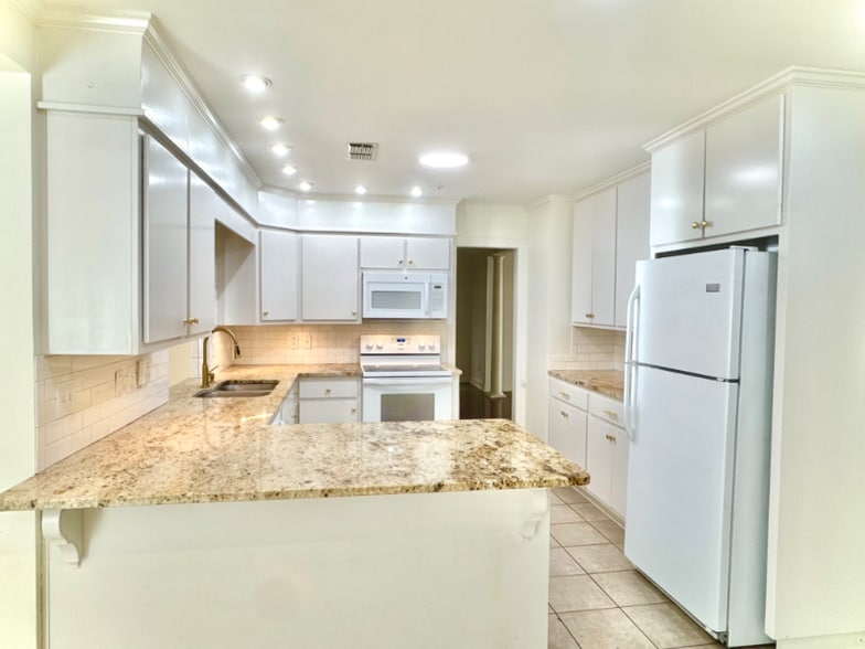 Building Photo - 1812 Seminole Rd