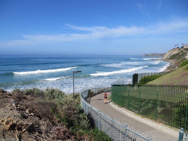 Building Photo - Ocean Views, Fully Remodeled Kitchen,Iconi...