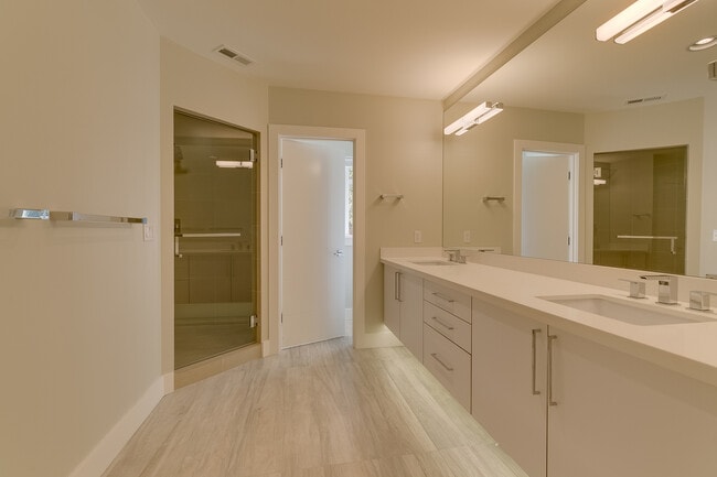 Building Photo - Luxurious & Contemporary 5 bed home in Red...