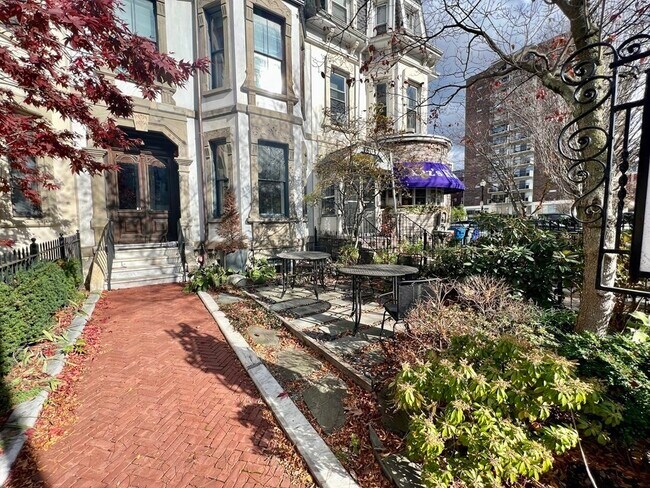 Building Photo - 1607 Tremont St