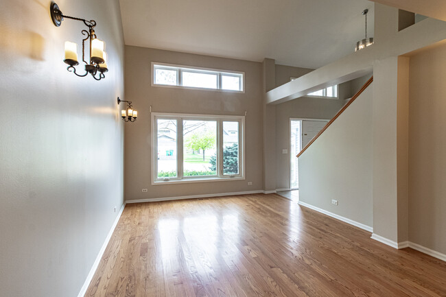 Building Photo - 690 Greenview Ln