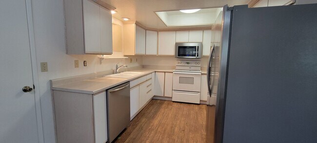 Building Photo - 2 Bedroom Condo Near Sacramento River Trail