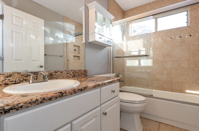 Building Photo - Charming 6 beds 3 baths in Denver!