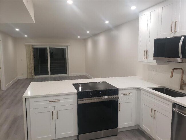 Building Photo - 829 Camino Rd