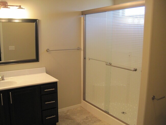 Building Photo - NO STAIRS- NO ONE ABOVE YOU! 2 Bedroom, 2 ...