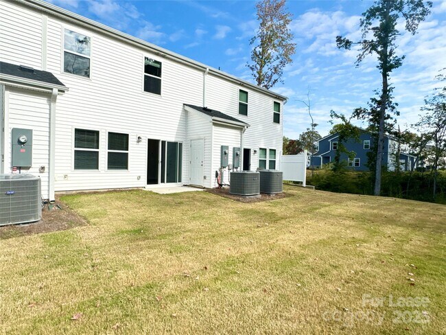 Building Photo - 4159 Smt Wds Dr