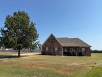 Building Photo - GORGEOUS HOME IN RUSTLING OAKS JUST MINUTES FROM MEMPHIS