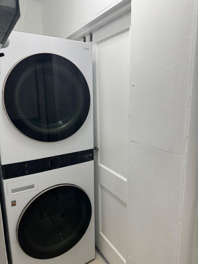 Building Photo - 233 24th St