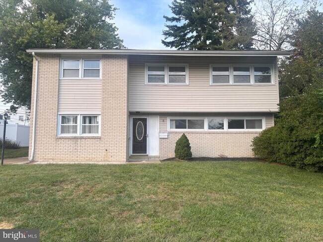 Building Photo - 8 N Avon Dr