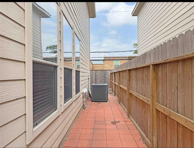 Building Photo - 6222 Skyline Dr