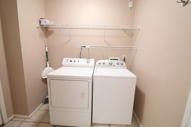 Building Photo - 3 bed 2 bath home in a quiet neighborhood