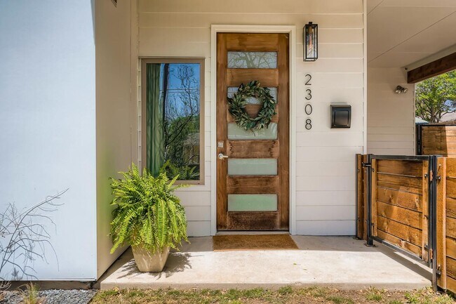 Building Photo - Home for Lease In East Downtown Austin Holly District