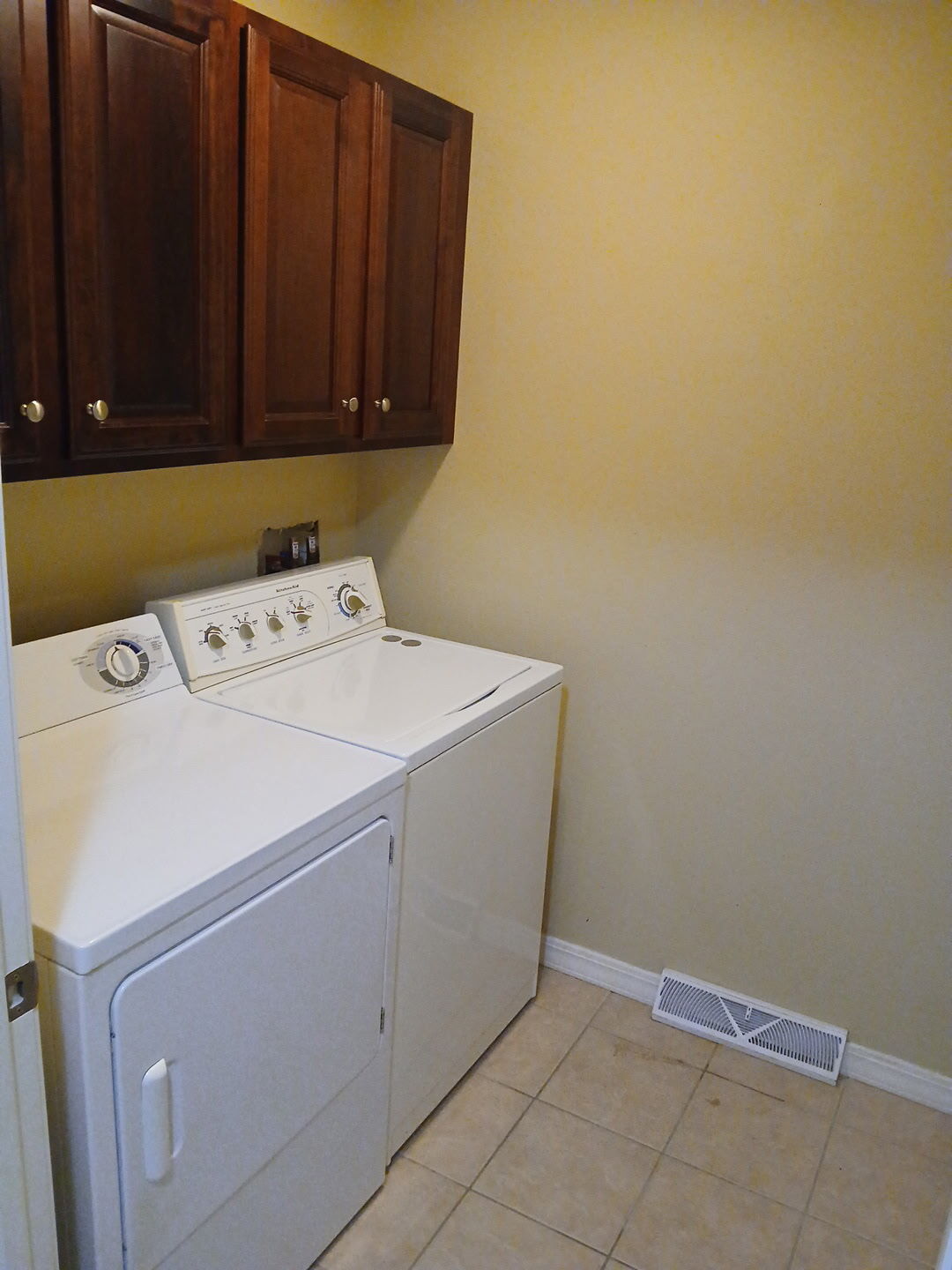 Building Photo - 2845 Holiday Dr